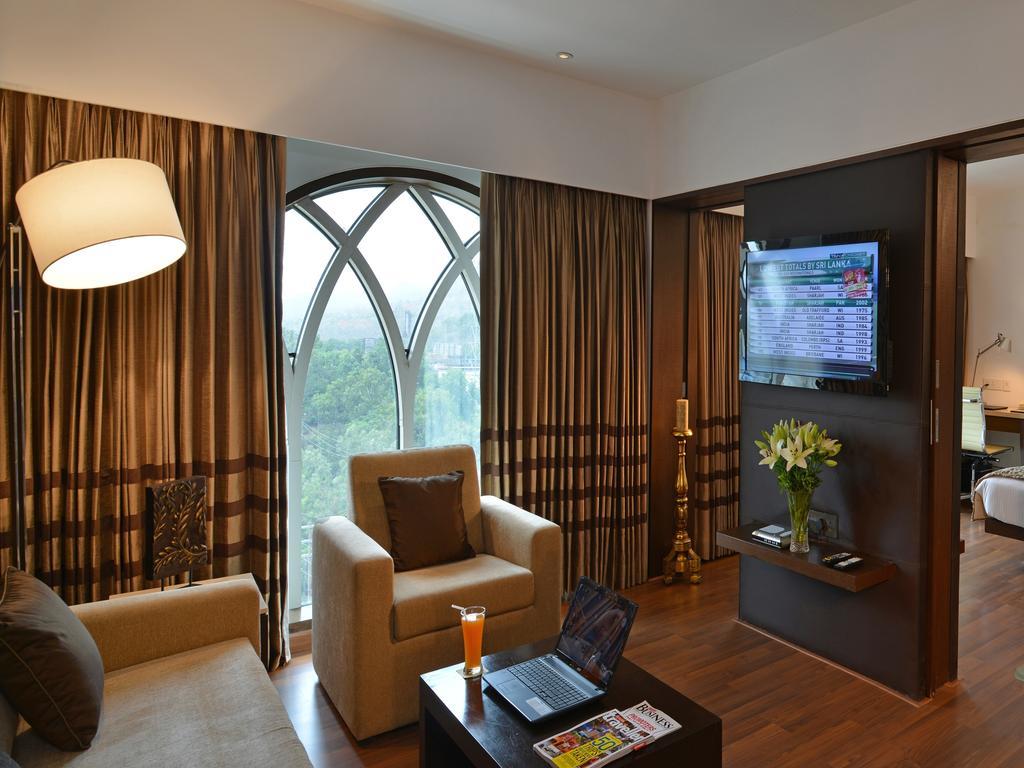 Majestic Court Sarovar Portico Navi Mumbai Zewnętrze zdjęcie