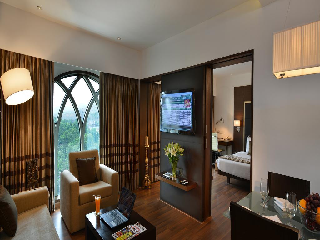 Majestic Court Sarovar Portico Navi Mumbai Zewnętrze zdjęcie