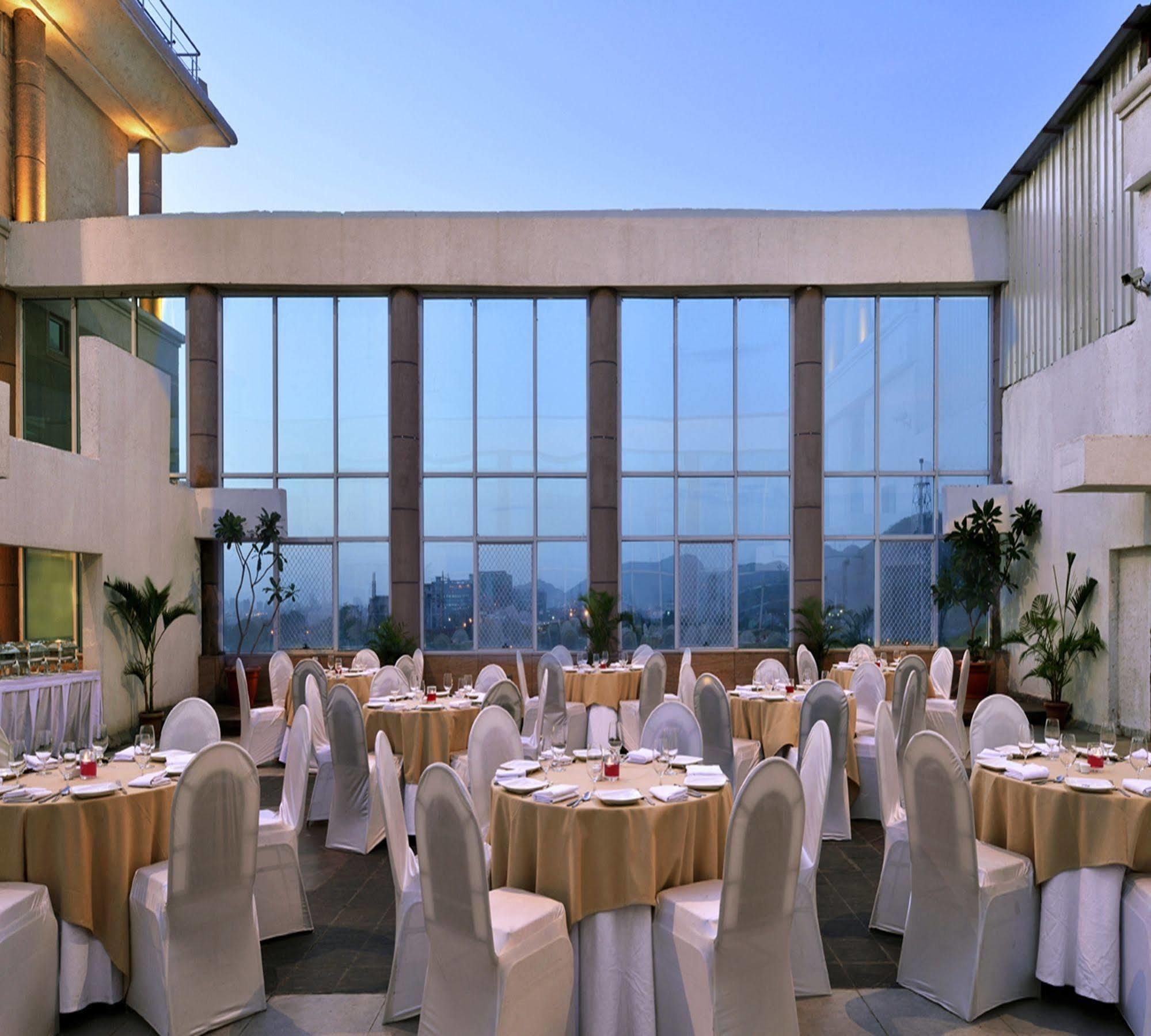 Majestic Court Sarovar Portico Navi Mumbai Zewnętrze zdjęcie