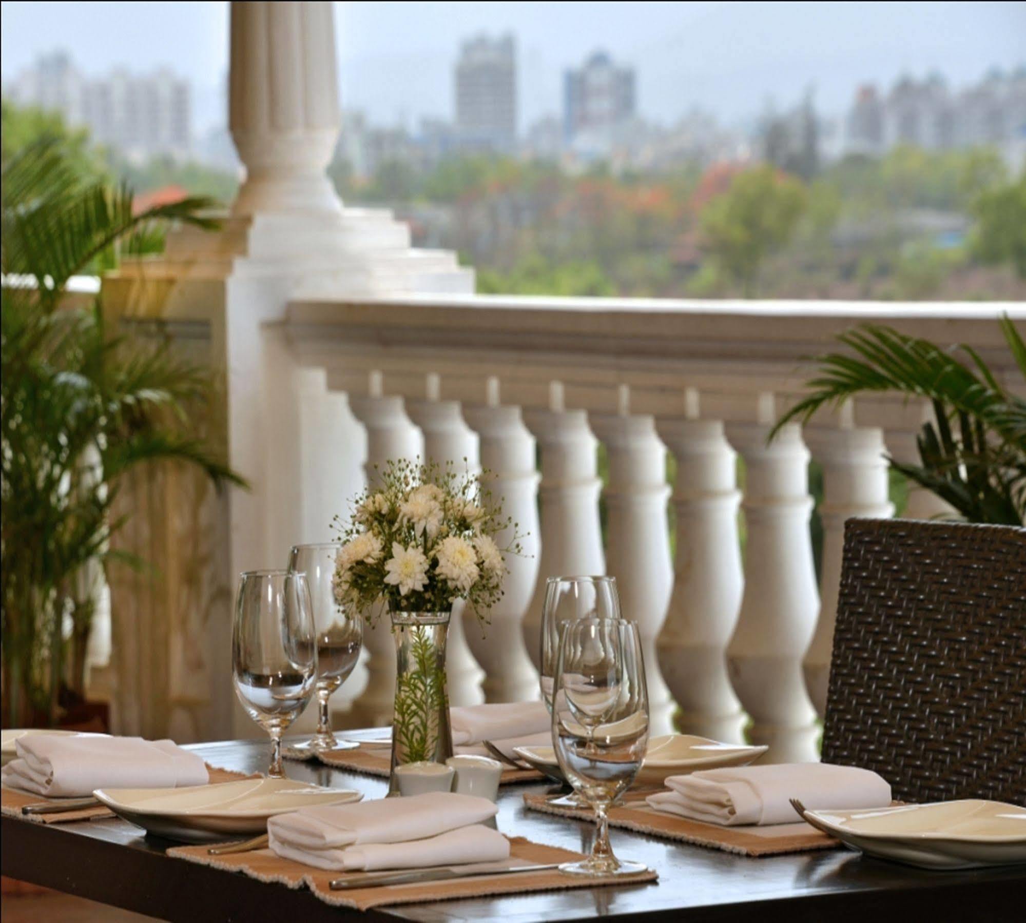 Majestic Court Sarovar Portico Navi Mumbai Zewnętrze zdjęcie
