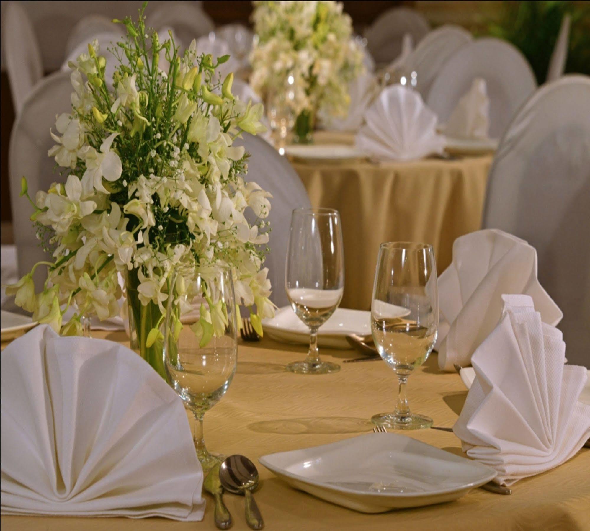 Majestic Court Sarovar Portico Navi Mumbai Zewnętrze zdjęcie