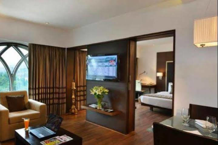 Majestic Court Sarovar Portico Navi Mumbai Zewnętrze zdjęcie